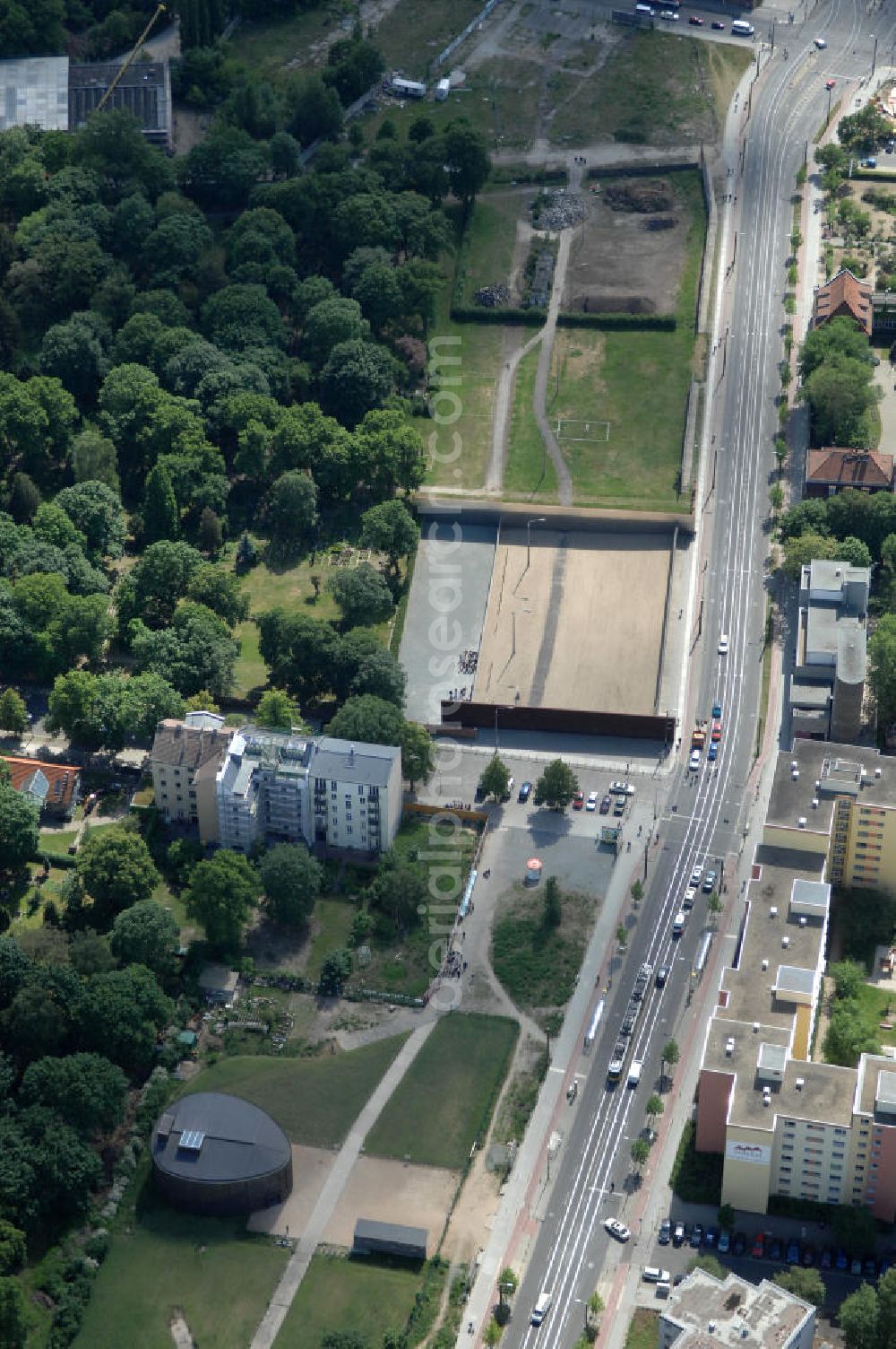 Berlin from the bird's eye view: Der Mauerpark ist eine Parkanlage in Berlin. Sein Name geht auf die 1961 errichtete Berliner Mauer zurück, die hier die Grenze zwischen den damaligen Bezirken Prenzlauer Berg und Wedding bildete. Heute verläuft hier die Grenze zwischen den Ortsteilen Prenzlauer Berg (Bezirk Pankow) und Gesundbrunnen (Bezirk Mitte). Im Westen liegt das zu Gesundbrunnen gehörende Brunnenviertel, im Osten das zu Prenzlauer Berg gehörende Gleimviertel. Das langgestreckte Freigelände verläuft entlang des für den Kraftverkehr gesperrten Abschnitts der Schwedter Straße zwischen Eberswalder Straße / Bernauer Straße und Ringbahn.