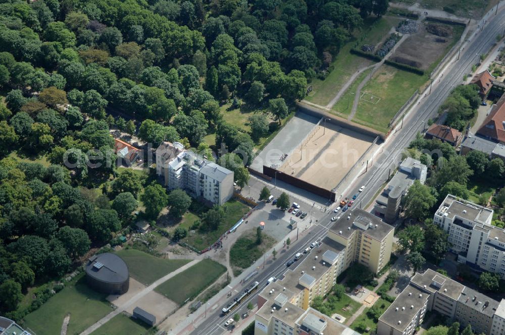 Aerial image Berlin - Der Mauerpark ist eine Parkanlage in Berlin. Sein Name geht auf die 1961 errichtete Berliner Mauer zurück, die hier die Grenze zwischen den damaligen Bezirken Prenzlauer Berg und Wedding bildete. Heute verläuft hier die Grenze zwischen den Ortsteilen Prenzlauer Berg (Bezirk Pankow) und Gesundbrunnen (Bezirk Mitte). Im Westen liegt das zu Gesundbrunnen gehörende Brunnenviertel, im Osten das zu Prenzlauer Berg gehörende Gleimviertel. Das langgestreckte Freigelände verläuft entlang des für den Kraftverkehr gesperrten Abschnitts der Schwedter Straße zwischen Eberswalder Straße / Bernauer Straße und Ringbahn.