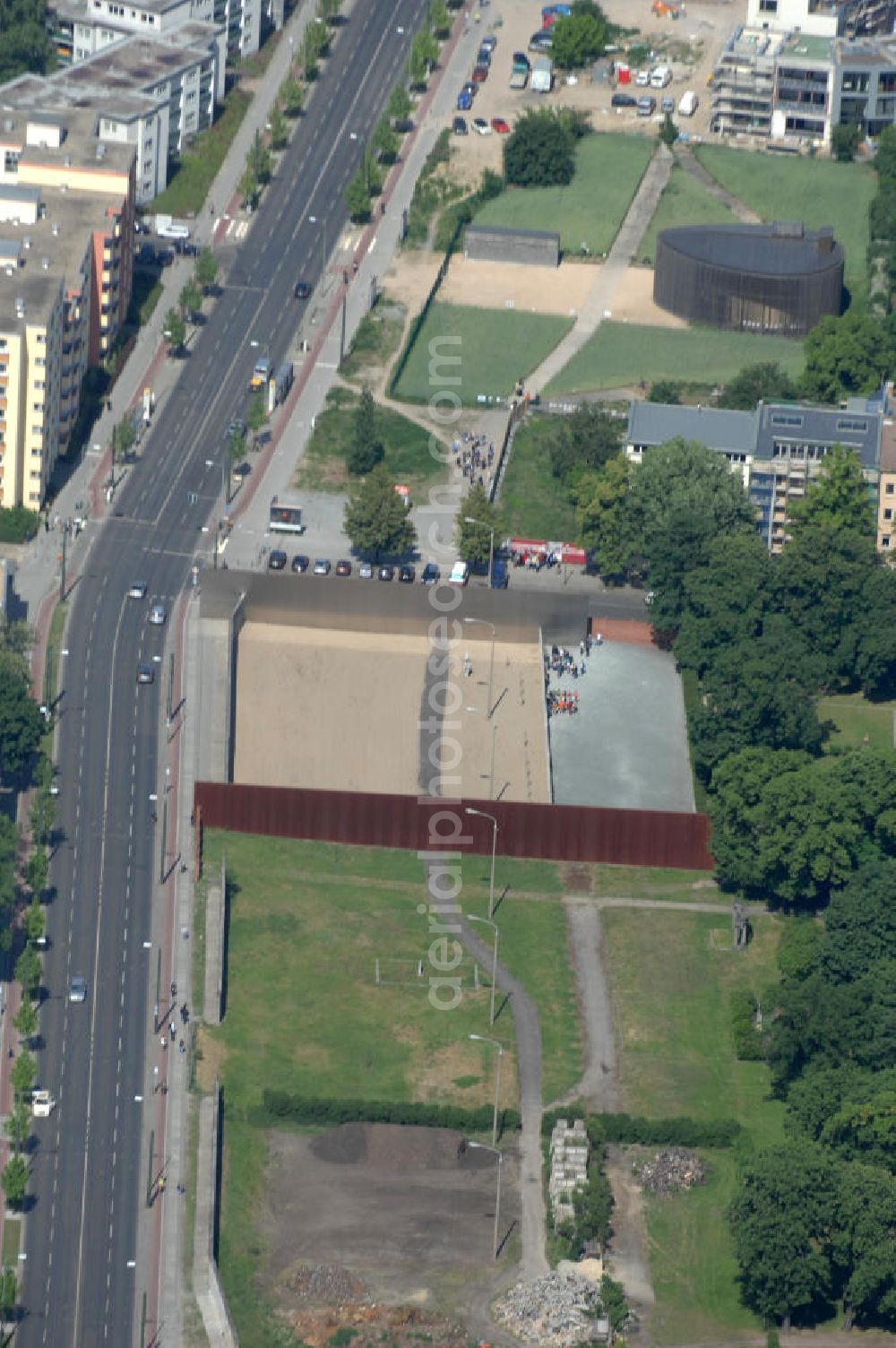 Aerial photograph Berlin - Der Mauerpark ist eine Parkanlage in Berlin. Sein Name geht auf die 1961 errichtete Berliner Mauer zurück, die hier die Grenze zwischen den damaligen Bezirken Prenzlauer Berg und Wedding bildete. Heute verläuft hier die Grenze zwischen den Ortsteilen Prenzlauer Berg (Bezirk Pankow) und Gesundbrunnen (Bezirk Mitte). Im Westen liegt das zu Gesundbrunnen gehörende Brunnenviertel, im Osten das zu Prenzlauer Berg gehörende Gleimviertel. Das langgestreckte Freigelände verläuft entlang des für den Kraftverkehr gesperrten Abschnitts der Schwedter Straße zwischen Eberswalder Straße / Bernauer Straße und Ringbahn.