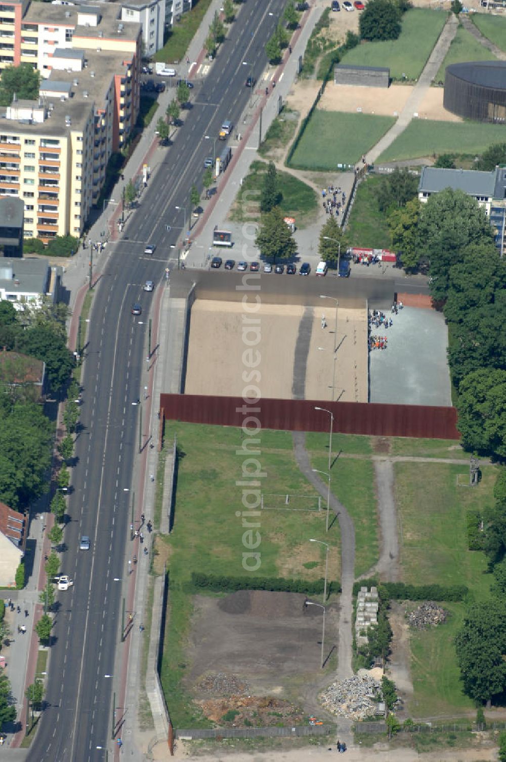 Berlin from above - Der Mauerpark ist eine Parkanlage in Berlin. Sein Name geht auf die 1961 errichtete Berliner Mauer zurück, die hier die Grenze zwischen den damaligen Bezirken Prenzlauer Berg und Wedding bildete. Heute verläuft hier die Grenze zwischen den Ortsteilen Prenzlauer Berg (Bezirk Pankow) und Gesundbrunnen (Bezirk Mitte). Im Westen liegt das zu Gesundbrunnen gehörende Brunnenviertel, im Osten das zu Prenzlauer Berg gehörende Gleimviertel. Das langgestreckte Freigelände verläuft entlang des für den Kraftverkehr gesperrten Abschnitts der Schwedter Straße zwischen Eberswalder Straße / Bernauer Straße und Ringbahn.