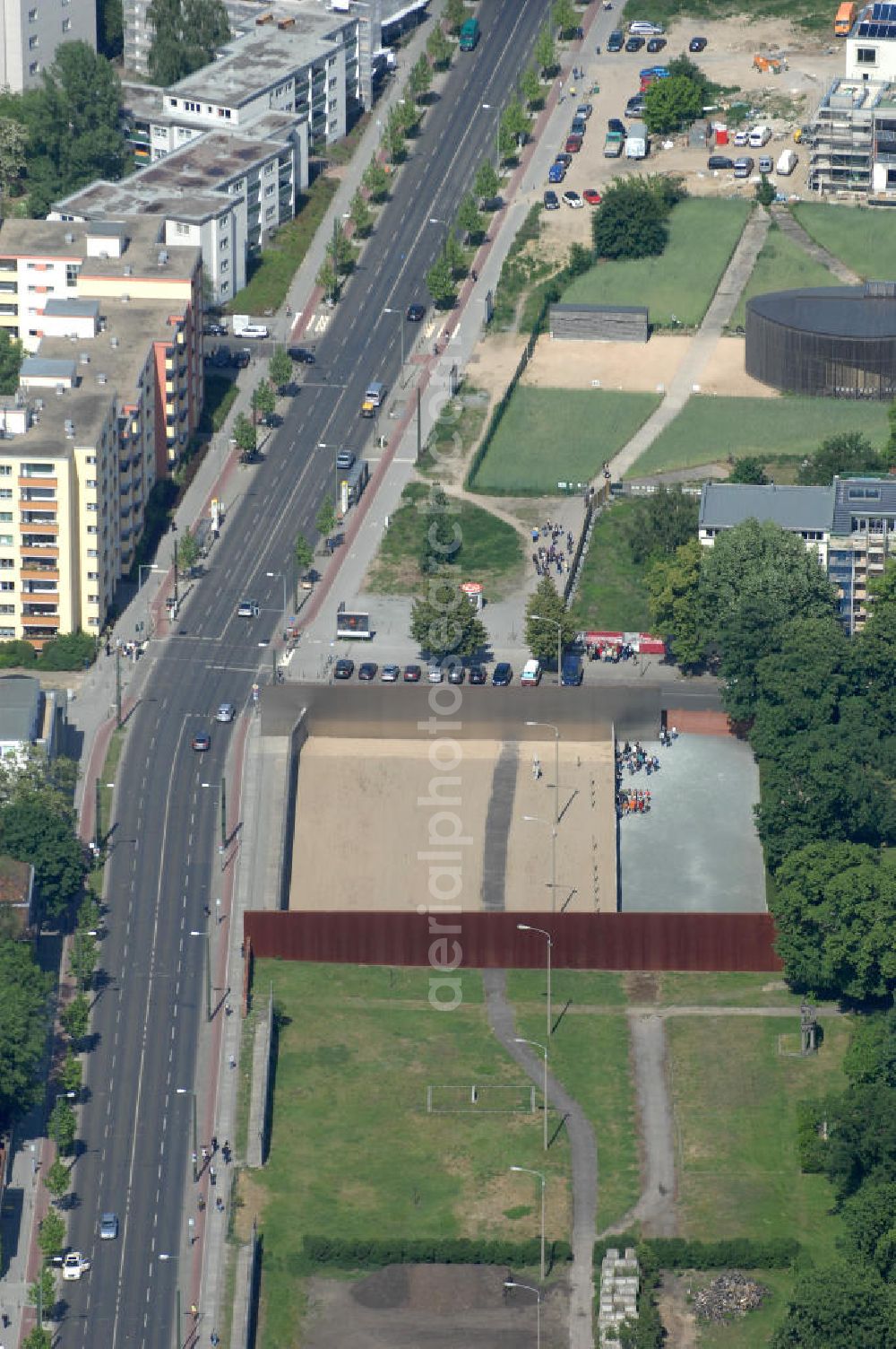 Berlin from the bird's eye view: Der Mauerpark ist eine Parkanlage in Berlin. Sein Name geht auf die 1961 errichtete Berliner Mauer zurück, die hier die Grenze zwischen den damaligen Bezirken Prenzlauer Berg und Wedding bildete. Heute verläuft hier die Grenze zwischen den Ortsteilen Prenzlauer Berg (Bezirk Pankow) und Gesundbrunnen (Bezirk Mitte). Im Westen liegt das zu Gesundbrunnen gehörende Brunnenviertel, im Osten das zu Prenzlauer Berg gehörende Gleimviertel. Das langgestreckte Freigelände verläuft entlang des für den Kraftverkehr gesperrten Abschnitts der Schwedter Straße zwischen Eberswalder Straße / Bernauer Straße und Ringbahn.