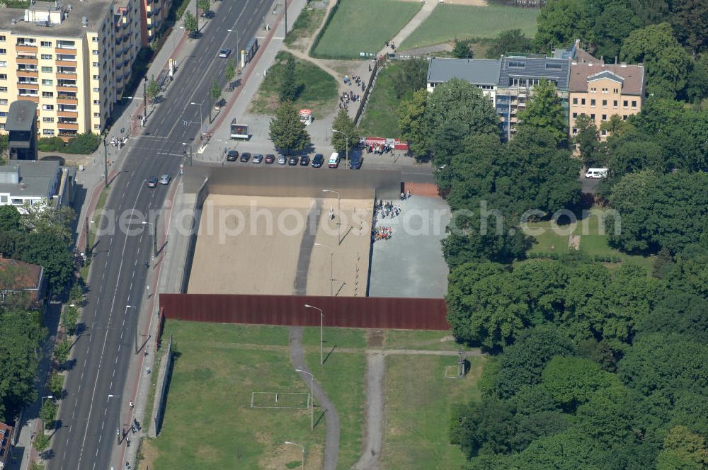 Aerial image Berlin - Der Mauerpark ist eine Parkanlage in Berlin. Sein Name geht auf die 1961 errichtete Berliner Mauer zurück, die hier die Grenze zwischen den damaligen Bezirken Prenzlauer Berg und Wedding bildete. Heute verläuft hier die Grenze zwischen den Ortsteilen Prenzlauer Berg (Bezirk Pankow) und Gesundbrunnen (Bezirk Mitte). Im Westen liegt das zu Gesundbrunnen gehörende Brunnenviertel, im Osten das zu Prenzlauer Berg gehörende Gleimviertel. Das langgestreckte Freigelände verläuft entlang des für den Kraftverkehr gesperrten Abschnitts der Schwedter Straße zwischen Eberswalder Straße / Bernauer Straße und Ringbahn.