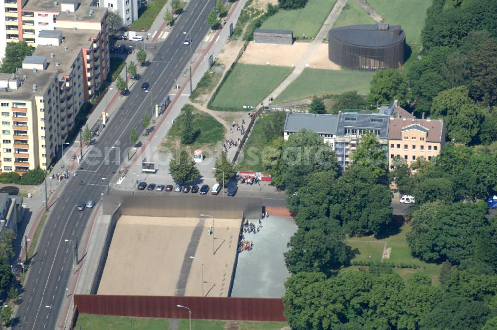 Aerial photograph Berlin - Der Mauerpark ist eine Parkanlage in Berlin. Sein Name geht auf die 1961 errichtete Berliner Mauer zurück, die hier die Grenze zwischen den damaligen Bezirken Prenzlauer Berg und Wedding bildete. Heute verläuft hier die Grenze zwischen den Ortsteilen Prenzlauer Berg (Bezirk Pankow) und Gesundbrunnen (Bezirk Mitte). Im Westen liegt das zu Gesundbrunnen gehörende Brunnenviertel, im Osten das zu Prenzlauer Berg gehörende Gleimviertel. Das langgestreckte Freigelände verläuft entlang des für den Kraftverkehr gesperrten Abschnitts der Schwedter Straße zwischen Eberswalder Straße / Bernauer Straße und Ringbahn.