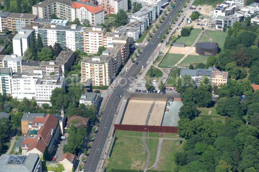 Berlin from above - Der Mauerpark ist eine Parkanlage in Berlin. Sein Name geht auf die 1961 errichtete Berliner Mauer zurück, die hier die Grenze zwischen den damaligen Bezirken Prenzlauer Berg und Wedding bildete. Heute verläuft hier die Grenze zwischen den Ortsteilen Prenzlauer Berg (Bezirk Pankow) und Gesundbrunnen (Bezirk Mitte). Im Westen liegt das zu Gesundbrunnen gehörende Brunnenviertel, im Osten das zu Prenzlauer Berg gehörende Gleimviertel. Das langgestreckte Freigelände verläuft entlang des für den Kraftverkehr gesperrten Abschnitts der Schwedter Straße zwischen Eberswalder Straße / Bernauer Straße und Ringbahn.