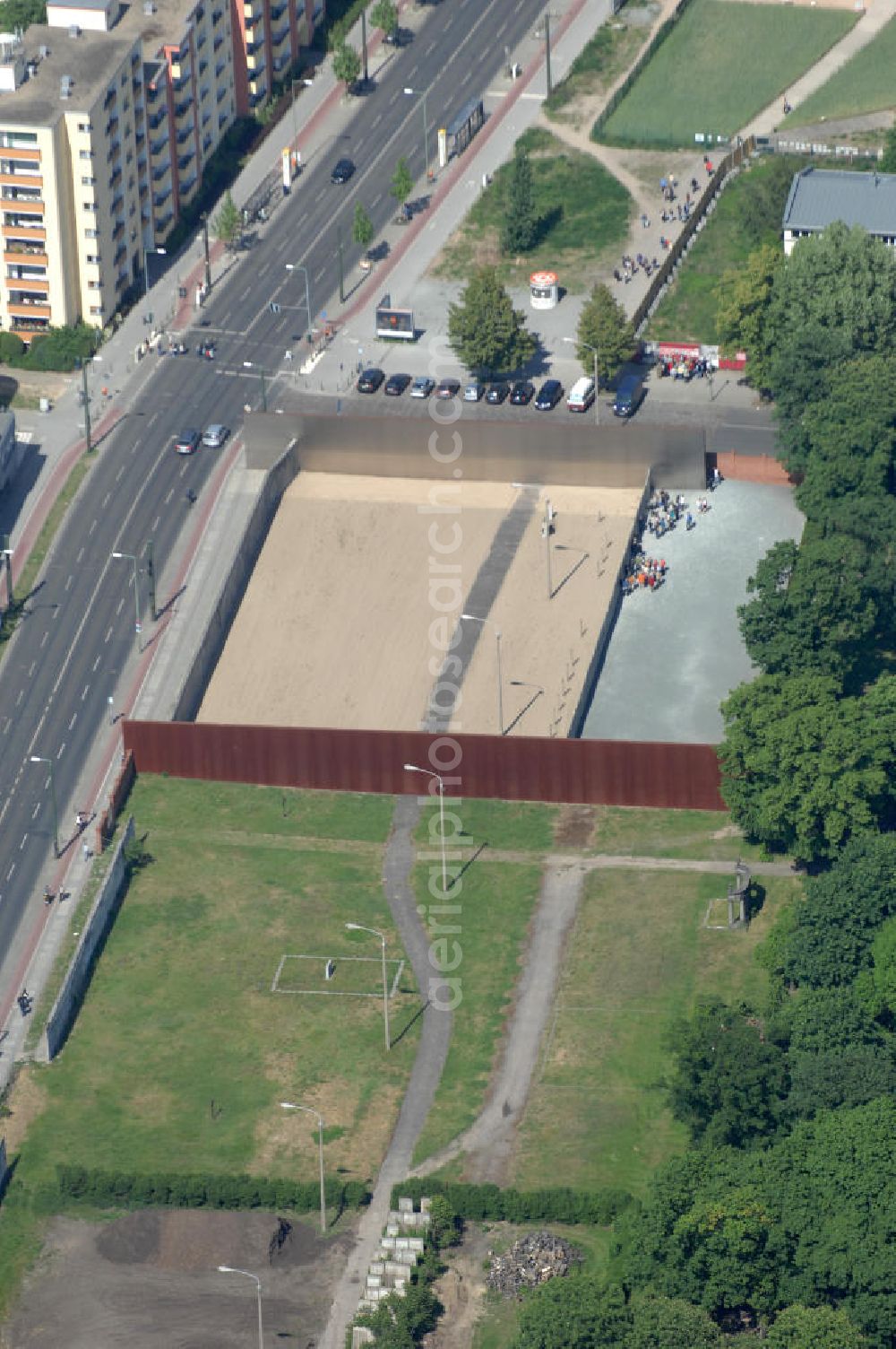 Berlin from the bird's eye view: Der Mauerpark ist eine Parkanlage in Berlin. Sein Name geht auf die 1961 errichtete Berliner Mauer zurück, die hier die Grenze zwischen den damaligen Bezirken Prenzlauer Berg und Wedding bildete. Heute verläuft hier die Grenze zwischen den Ortsteilen Prenzlauer Berg (Bezirk Pankow) und Gesundbrunnen (Bezirk Mitte). Im Westen liegt das zu Gesundbrunnen gehörende Brunnenviertel, im Osten das zu Prenzlauer Berg gehörende Gleimviertel. Das langgestreckte Freigelände verläuft entlang des für den Kraftverkehr gesperrten Abschnitts der Schwedter Straße zwischen Eberswalder Straße / Bernauer Straße und Ringbahn.