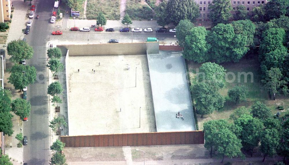 Berlin-Prenzlauer-Berg from the bird's eye view: Mauerpark an der Bernauer Straße in Berlin-Prenzlauer-Berg.