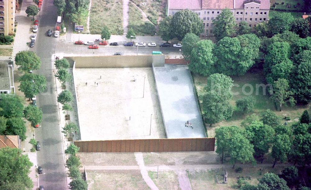 Aerial image Berlin-Prenzlauer-Berg - Mauerpark an der Bernauer Straße in Berlin-Prenzlauer-Berg.