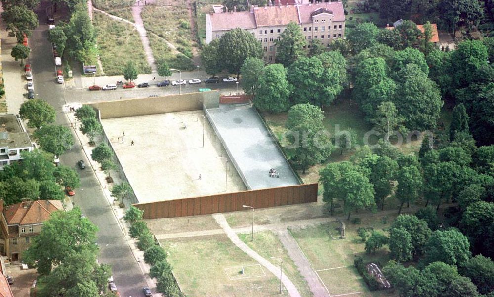 Aerial photograph Berlin-Prenzlauer-Berg - Mauerpark an der Bernauer Straße in Berlin-Prenzlauer-Berg.