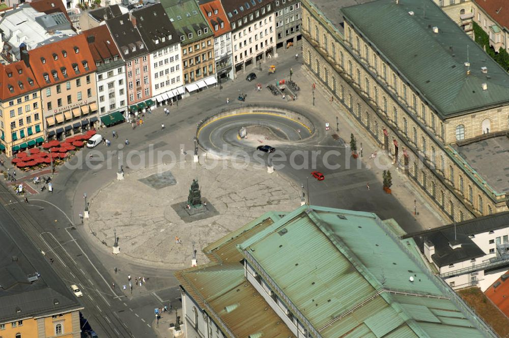 München from the bird's eye view: Das Denkmal in der Mitte des Platzes stellt Max I. Joseph dar, den ersten König Bayerns, der die erste bayrische (und erste deutsche) Verfassung schuf. Das Nationaltheater ist der Spielort der Bayrischen Straatsoper und des Bayrischen Staatsballetts. Die Residenz und war Wohn- und Regierungssitz der Wittelsbacher Herrscher. Homepage: http://