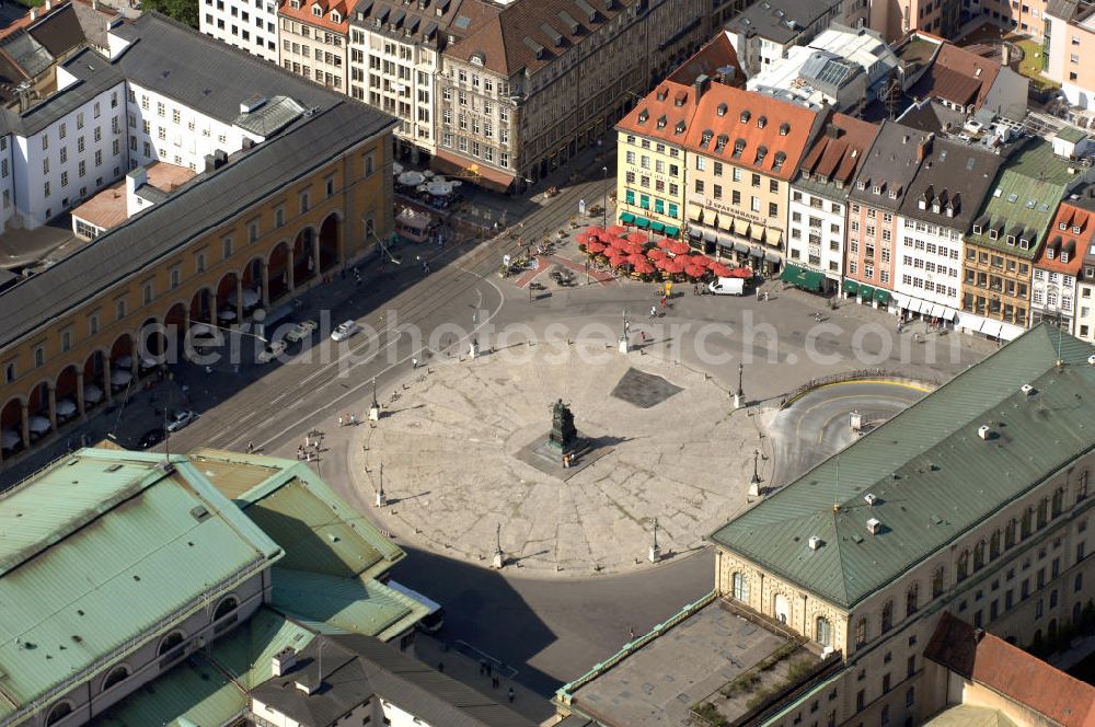 Aerial image München - Das Denkmal in der Mitte des Platzes stellt Max I. Joseph dar, den ersten König Bayerns, der die erste bayrische (und erste deutsche) Verfassung schuf. Das Nationaltheater ist der Spielort der Bayrischen Straatsoper und des Bayrischen Staatsballetts. Die Residenz und war Wohn- und Regierungssitz der Wittelsbacher Herrscher. Homepage: http://