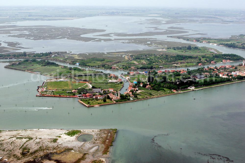 Mazzorbo from above - Blick auf die Insel Mazzorbo, westlich von Burano in der Lagune von Venedig. View to the island Mazzorbo, west of Burano in the lagoon of Venice.