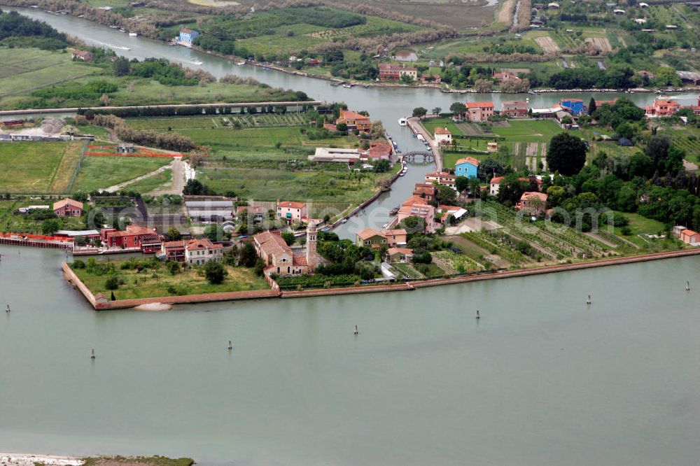 Mazzorbo from the bird's eye view: Blick auf die Insel Mazzorbo, westlich von Burano in der Lagune von Venedig. View to the island Mazzorbo, west of Burano in the lagoon of Venice.