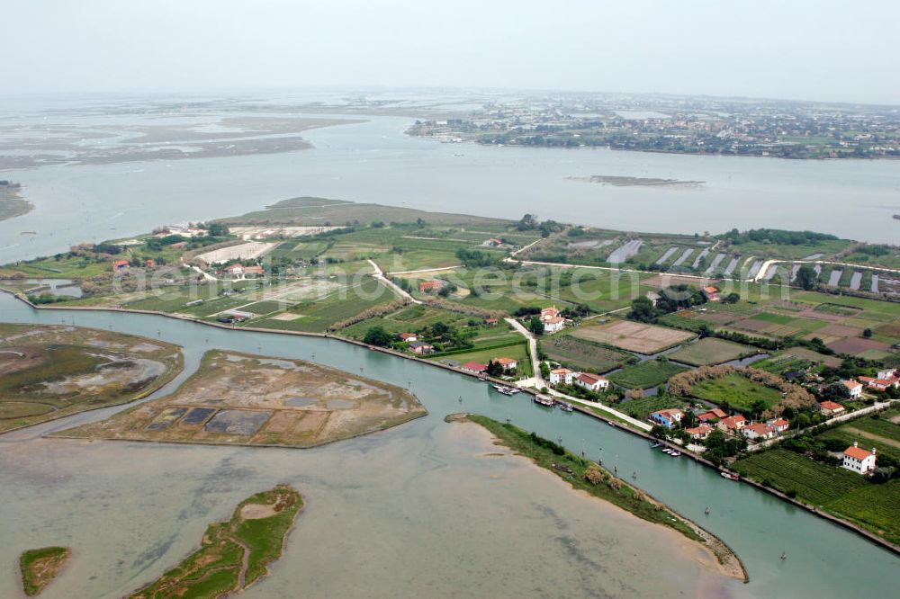 Mazzorbo from above - Blick auf die Insel Mazzorbo, westlich von Burano in der Lagune von Venedig. View to the island Mazzorbo, west of Burano in the lagoon of Venice.