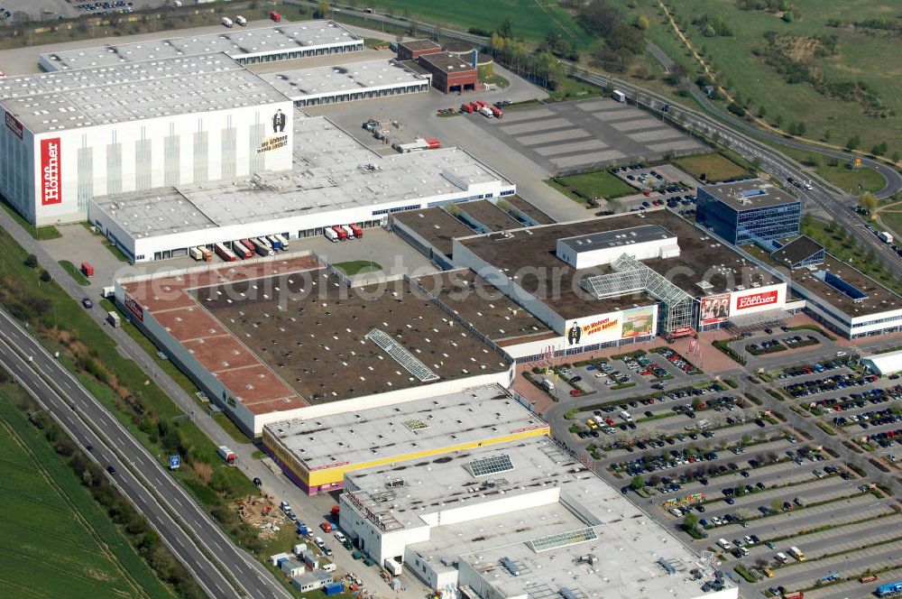 Aerial photograph Berlin - Blick auf das Möbel-Höffner Einrichtungshaus im Gewerbegebiet Airport Center Waltersdorf in Berlin-Waltersdorf. View of the furniture store Möbel-Höffner in the business park Airport Center Waltersdorf in Berlin-Waltersdorf.