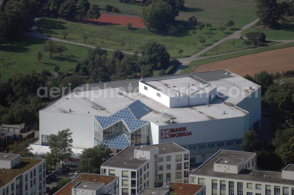 LUDWIGSBURG from above - Blick auf das Möbelhaus Mann Mobilia in Ludwigsburg, Ortsteil Eglosheim Ludwigsburg ist eine Stadt in Baden-Württemberg, etwa zwölf Kilometer nördlich der Stuttgarter Innenstadt. Sie ist die Kreisstadt und größte Stadt des Landkreises Ludwigsburg, sowie nach Esslingen am Neckar die zweitgrößte Mittelstadt Baden-Württembergs. Kontakt: Mann Mobilia, Monreposstr. 51, 71634 Ludwigsburg/ Ortsteil Eglosheim, Tel. +49 (0)7141 307 0