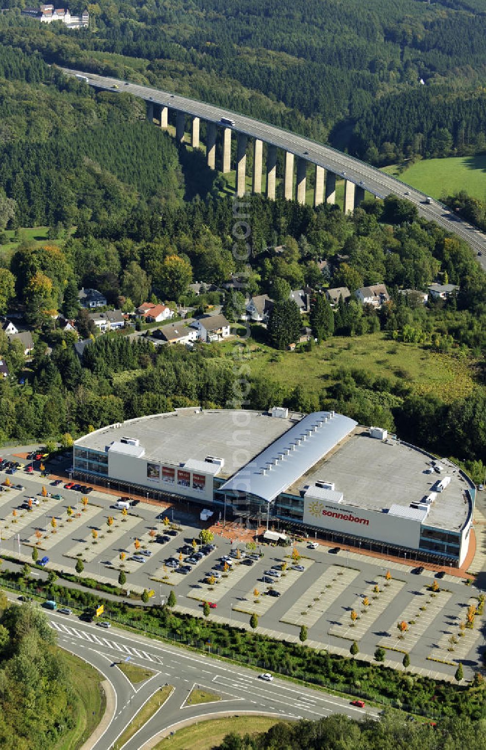 Aerial photograph Lüdenscheid - Das Möbelhaus Sonneborn an der Autobahn-Ausfahrt Lüdenscheid Süd im Stadtteil Hellersen. Das Einrichtungshaus wurde 2000 eröffnet und eine Betriebsfläche von 28.000 Quadratmetern. The furniture store Sonneborn at the freeway exit Lüdenscheid Sud in the district Hellersen.