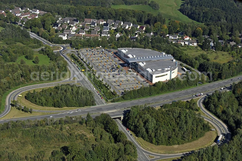 Aerial photograph Lüdenscheid - Das Möbelhaus Sonneborn an der Autobahn-Ausfahrt Lüdenscheid Süd im Stadtteil Hellersen. Das Einrichtungshaus wurde 2000 eröffnet und eine Betriebsfläche von 28.000 Quadratmetern. The furniture store Sonneborn at the freeway exit Lüdenscheid Sud in the district Hellersen.