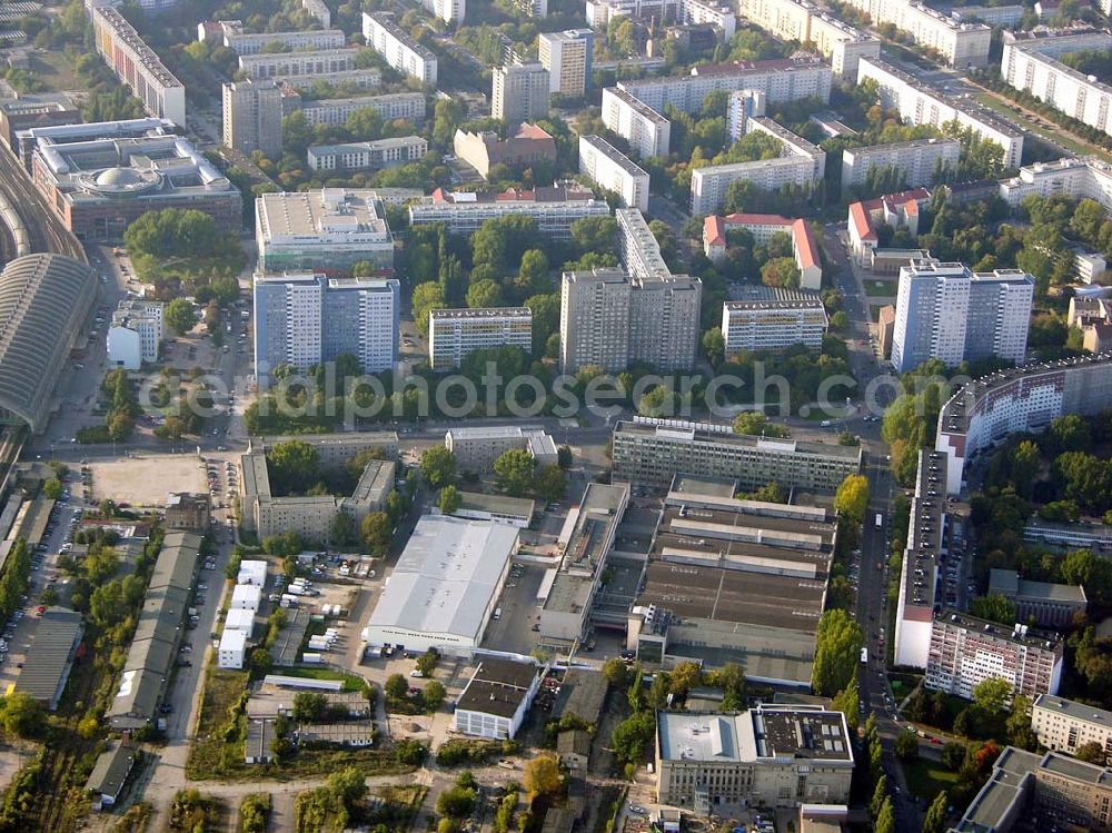 Berlin-Friedrichshain from the bird's eye view: 05.10.2004 Möbel Oase Friedrichshain am Franz-Mehring Platz 1am Ostbahnhof.