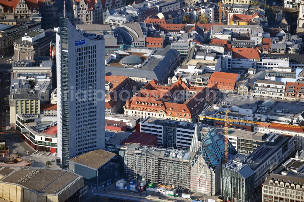 Aerial photograph Leipzig - Baustelle vom Neubau des Hauptgebäudes der UNI Leipzig, 4.BA am Hochhaus des MDR am Augustusplatz in 04275 Leipzig. Es entsteht ein Neubau der Aula als multifunktionales und repräsentatives Herzstück im entstehnden Campus der Universität Leipzig am Augustusplatz. Construction onto the main building of the University of Leipzig.