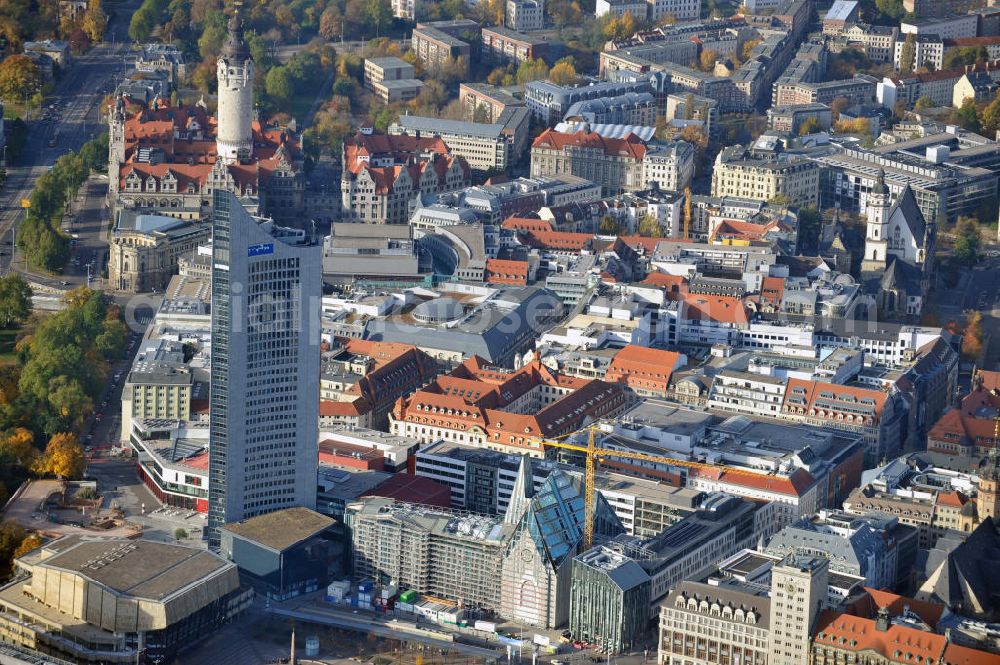 Leipzig from above - Baustelle vom Neubau des Hauptgebäudes der UNI Leipzig, 4.BA am Hochhaus des MDR am Augustusplatz in 04275 Leipzig. Es entsteht ein Neubau der Aula als multifunktionales und repräsentatives Herzstück im entstehnden Campus der Universität Leipzig am Augustusplatz. Construction onto the main building of the University of Leipzig.