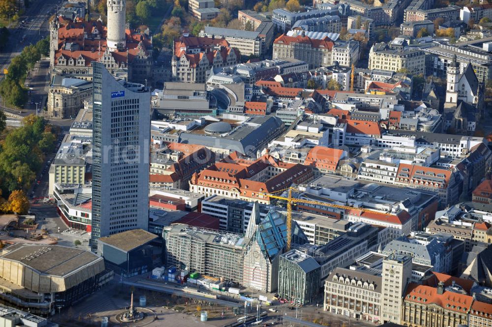 Leipzig from the bird's eye view: Baustelle vom Neubau des Hauptgebäudes der UNI Leipzig, 4.BA am Hochhaus des MDR am Augustusplatz in 04275 Leipzig. Es entsteht ein Neubau der Aula als multifunktionales und repräsentatives Herzstück im entstehnden Campus der Universität Leipzig am Augustusplatz. Construction onto the main building of the University of Leipzig.