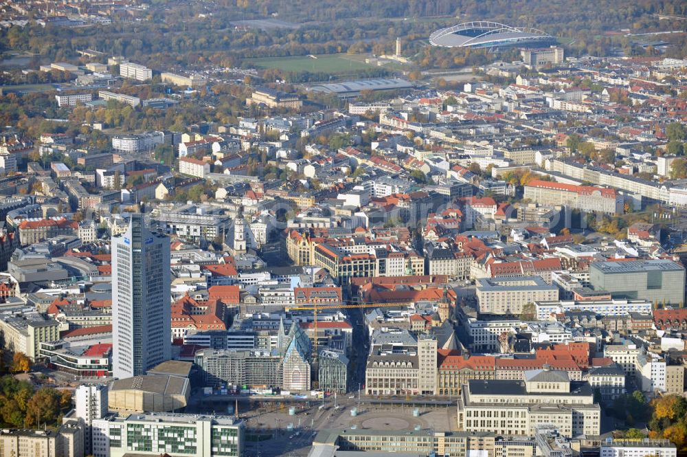 Aerial photograph Leipzig - Stadtansicht mit Altstadt, MDR Hochhaus, Baustelle vom Neubau des Hauptgebäudes der UNI Leipzig und das Stadion Red Bull Arena. Cityscape with Oldtown, MDR highrise, construction site of the new build university building and the stadium Red Bull Arena.