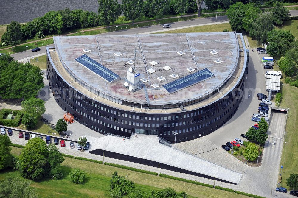 Magdeburg from above - Blick auf das MDR Landesfunkhaus Sachsen-Anhalt mit Sitz in Magdeburg. Das 1999 eingeweihte Funkhaus ist innerhalb des MDR verantwortlich für die Landesprogramme in Sachsen-Anhalt sowie Zulieferungen für das Gemeinschaftsprogramm. View of the MDR Broadcasting Center, based in Magdeburg. Inaugurated in 1999, the broadcasting center is within the MDR responsible for the country programs in Saxony-Anhalt as well as supplies for the Community program.