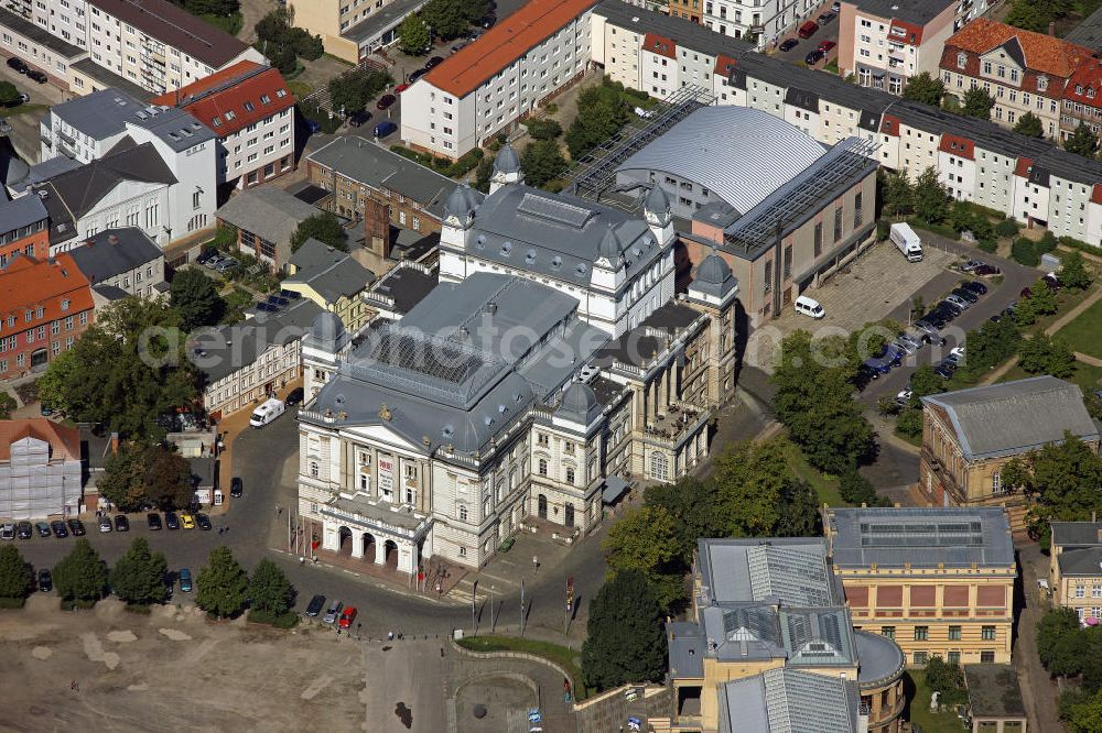 Aerial photograph Schwerin - Blick auf das Mecklenburgische Staatstheater Schwerin. Es wurde von 1883 - 1886 an der Stelle des alten abgebrannten Theaters im Stil der Italienischen Spätrenaissance errichtet. Höhepunkt sind die alljährlichen Schlossfestspiele Schwerin. View of the Mecklenburg State Theater of Schwerin. It was built from 1883 - 1886 on the site of the old burnt down theater in the style of the Italian Renaissance. Highlights are the annual Castle Festival Schwerin.