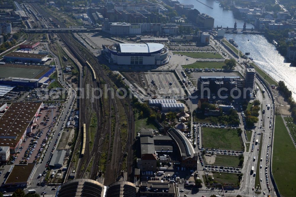 Aerial photograph Berlin - View at the Media Spree area at the Spree near Ostbahnhof between Oberbaum Bridge and Schilling Bridge in the district of Kreuzberg-Friedrichshain in Berlin. Media Spree is one of the biggest investors projects in Berlin. It aims the establishment of communications and media companies along an area approximately 3.7 km long and is appropriate to restructure. The picture shows among others the O2 Arena, the East Side Gallery, the former Post Station and the Oberbaum Bridge