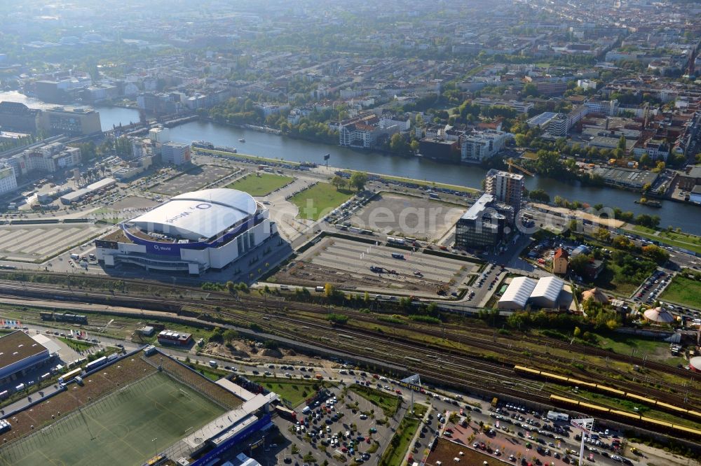 Berlin from the bird's eye view: View at the Media Spree area at the Spree near Ostbahnhof between Oberbaum Bridge and Schilling Bridge in the district of Kreuzberg-Friedrichshain in Berlin. Media Spree is one of the biggest investors projects in Berlin. It aims the establishment of communications and media companies along an area approximately 3.7 km long and is appropriate to restructure. The picture shows among others the O2 Arena, the East Side Gallery, the construction site of the new building of the headquarters of Germany Mercedes-Benz distribution Germany and the Oberbaum Bridge