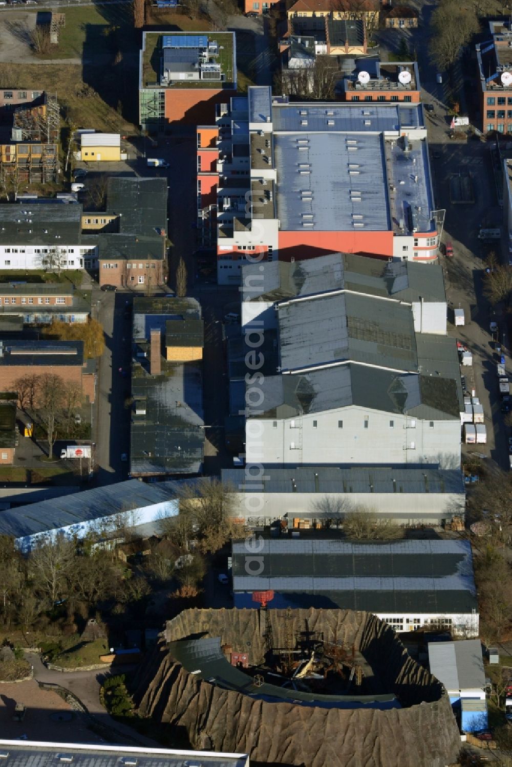 Aerial photograph Potsdam - View at the volcano, where stunt shows are performed, and the Metropolis Hall of Babelsberg Film Park on the grounds of the Media City Babelsberg in Potsdam in Brandenburg