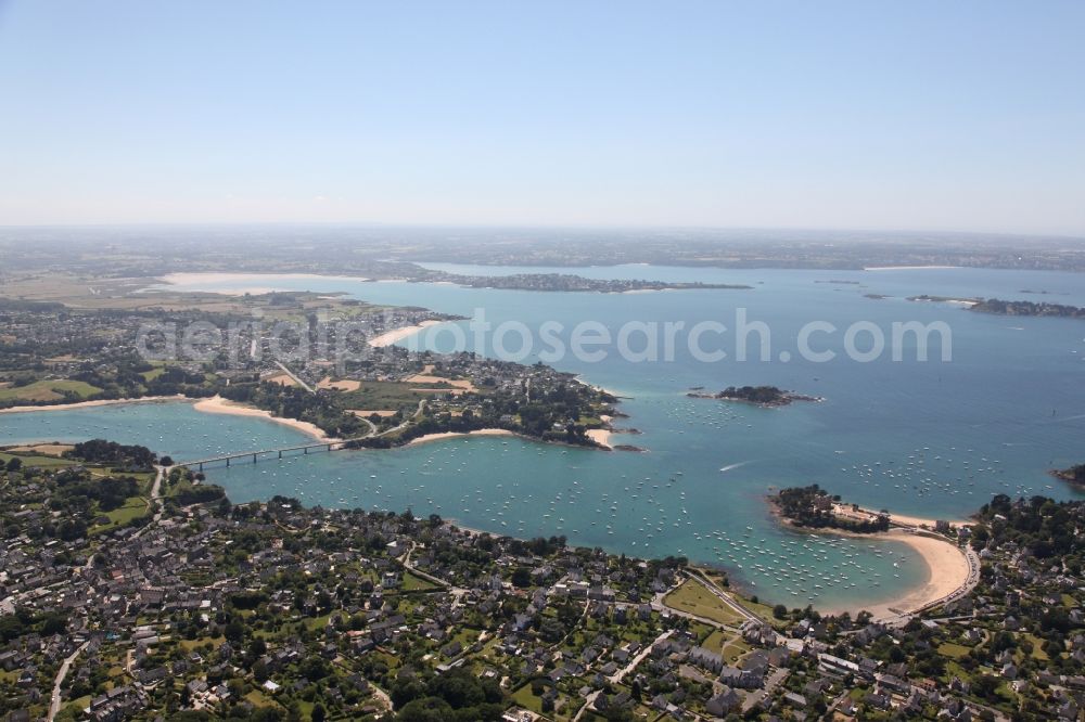 Saint-Briac-sur-Mer from the bird's eye view: Townscape on the seacoast at in Saint-Briac-sur-Mer in Brittany, France