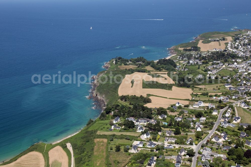 Aerial photograph Saint-Cast-le-Guildo - Townscape on the seacoast at Saint-Cast-le-Guildo in Brittany, France