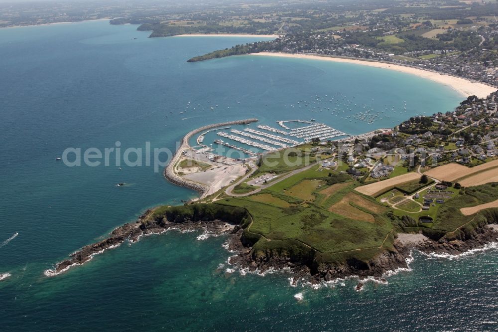 Aerial photograph Saint-Cast-le-Guildo - Townscape on the seacoast at Saint-Cast-le-Guildo in Brittany, France