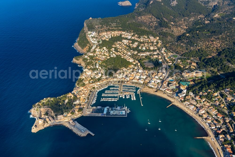 Port de Soller from the bird's eye view: Townscape on the seacoast at the port of Port de SA?ller in Port de Soller in Balearische Insel Mallorca, Spain