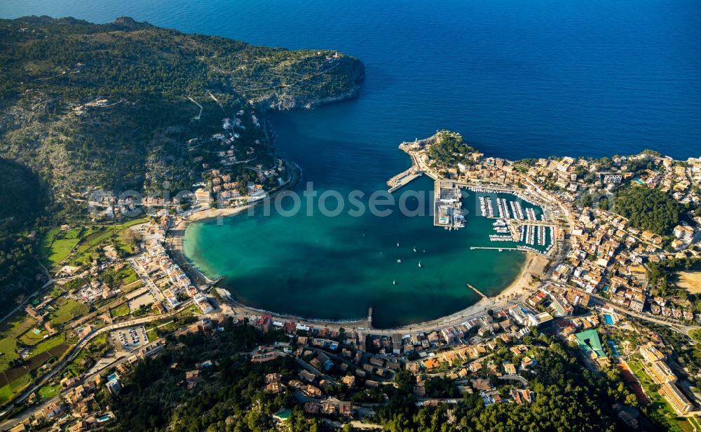 Port de Soller from the bird's eye view: Townscape on the seacoast at the port of Port de SA?ller in Port de Soller in Balearische Insel Mallorca, Spain