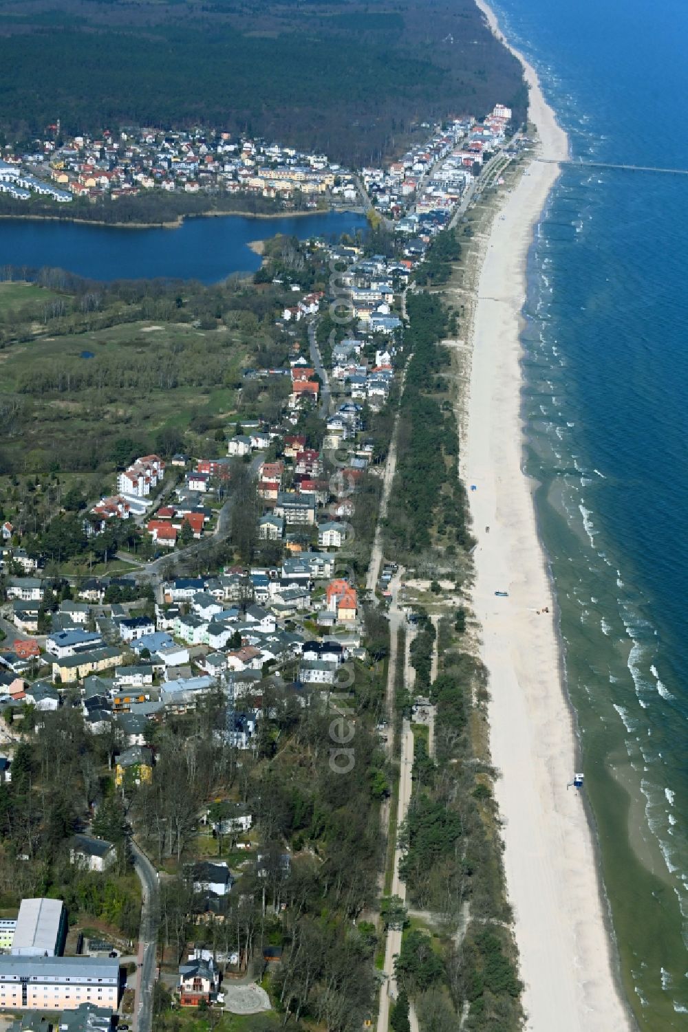 Heringsdorf from the bird's eye view: Townscape on the seacoast in Heringsdorf on the island of Usedom in the state Mecklenburg - Western Pomerania, Germany