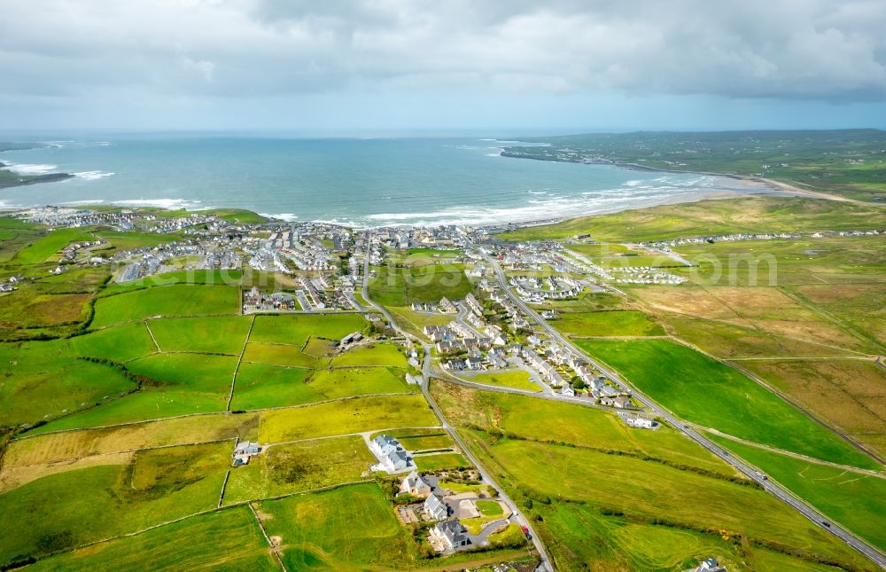 Aerial photograph Lahinch - Townscape on the seacoast of North Atlantic Ocean in Lahinch in Clare, Ireland