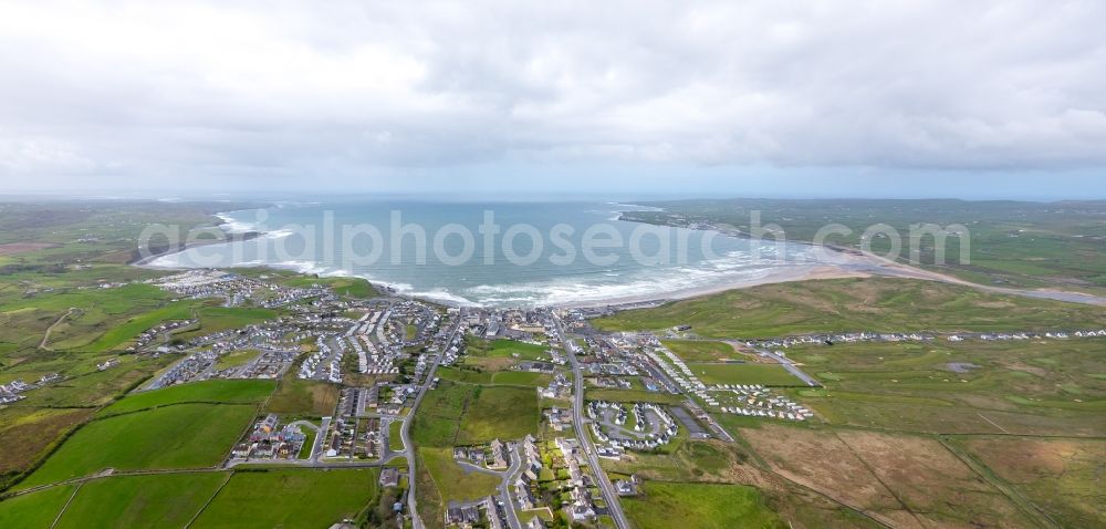 Aerial photograph Lahinch - Townscape on the seacoast of North Atlantic Ocean in Lahinch in Clare, Ireland