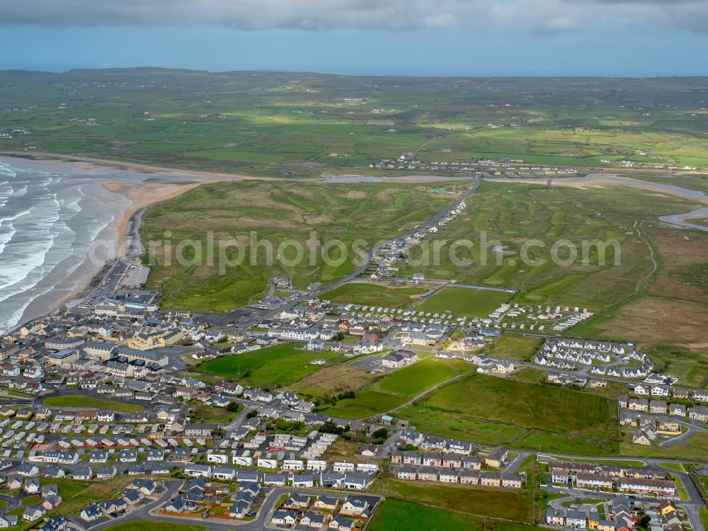 Aerial photograph Lahinch - Townscape on the seacoast of North Atlantic Ocean in Lahinch in Clare, Ireland