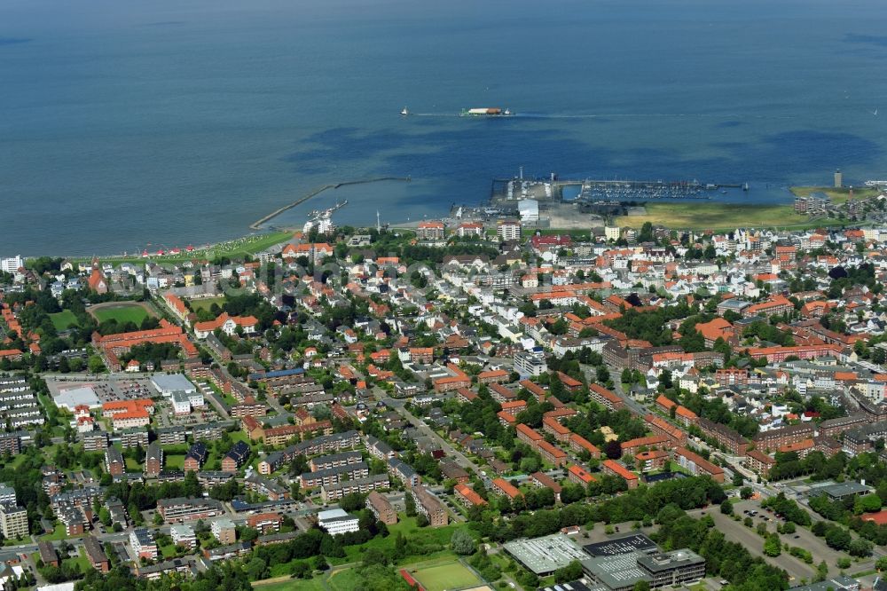 Cuxhaven from the bird's eye view: Townscape on the seacoast of of North Sea in Cuxhaven in the state Lower Saxony, Germany