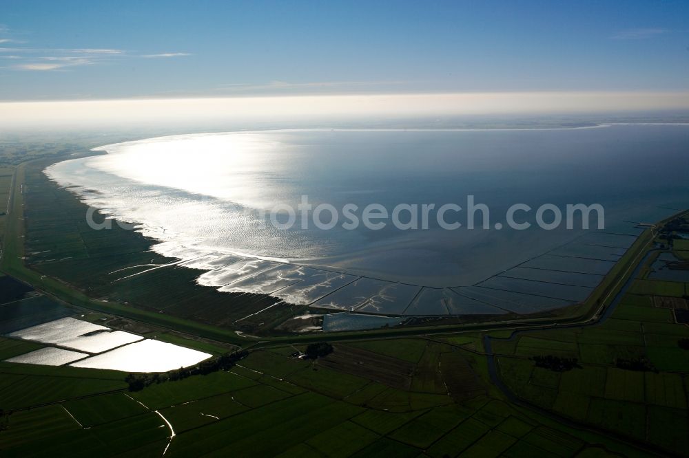 Aerial photograph Varel - Townscape on the seacoast of Nordsee on Jadebusen in Varel in the state Lower Saxony, Germany