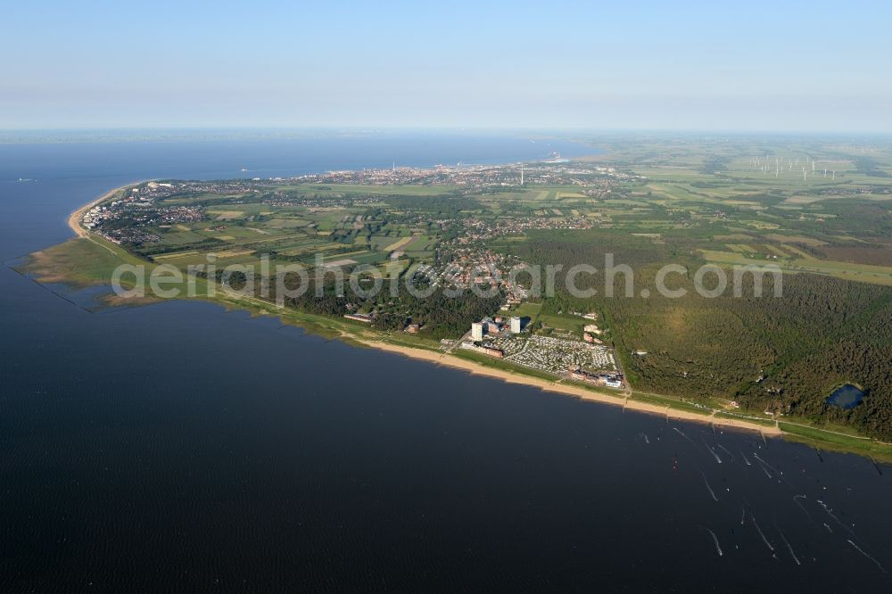 Sahlenburg from the bird's eye view: Townscape on the seacoast of North Sea in Sahlenburg in the state Lower Saxony