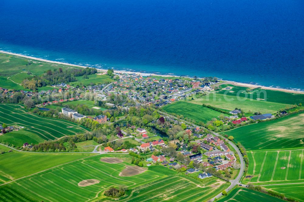 Brodersby from the bird's eye view: Sea coast with a town view of Schoenhagen in Brodersby in the state Schleswig-Holstein, Germany