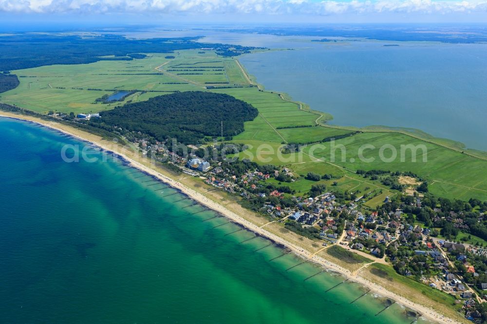 Aerial photograph Ahrenshoop - Townscape on the seacoast of of Baltic Sea in Ahrenshoop in the state Mecklenburg - Western Pomerania, Germany