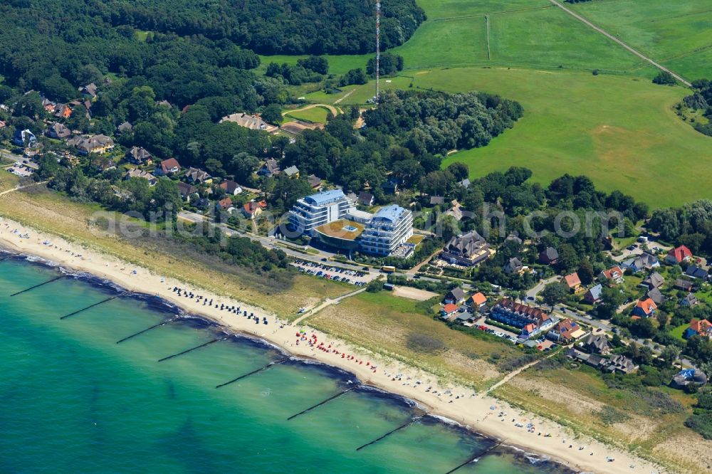 Ahrenshoop from the bird's eye view: Townscape on the seacoast of of Baltic Sea in Ahrenshoop in the state Mecklenburg - Western Pomerania, Germany