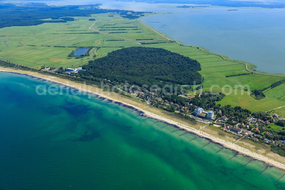 Aerial photograph Ahrenshoop - Townscape on the seacoast of of Baltic Sea in Ahrenshoop in the state Mecklenburg - Western Pomerania, Germany