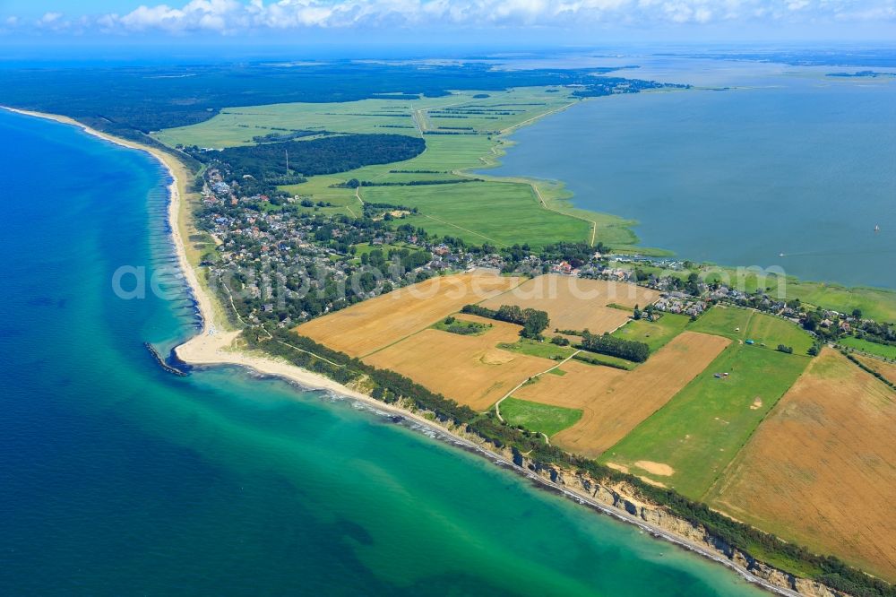 Ahrenshoop from the bird's eye view: Townscape on the seacoast of of Baltic Sea in Ahrenshoop in the state Mecklenburg - Western Pomerania, Germany