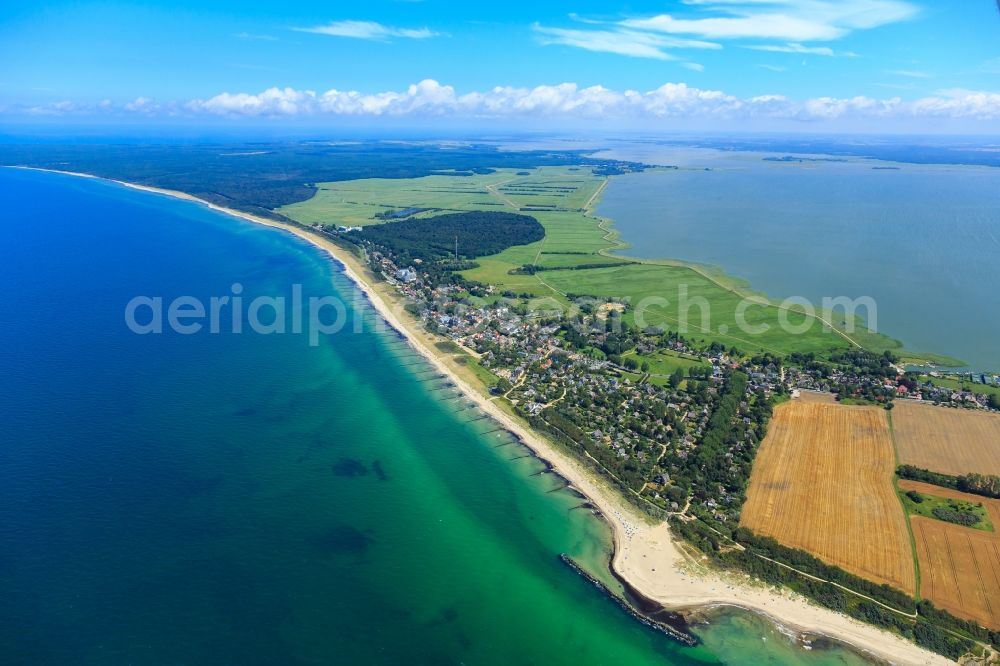 Ahrenshoop from the bird's eye view: Townscape on the seacoast of of Baltic Sea in Ahrenshoop in the state Mecklenburg - Western Pomerania, Germany