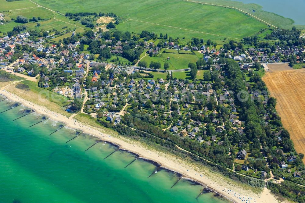 Aerial photograph Ahrenshoop - Townscape on the seacoast of of Baltic Sea in Ahrenshoop in the state Mecklenburg - Western Pomerania, Germany